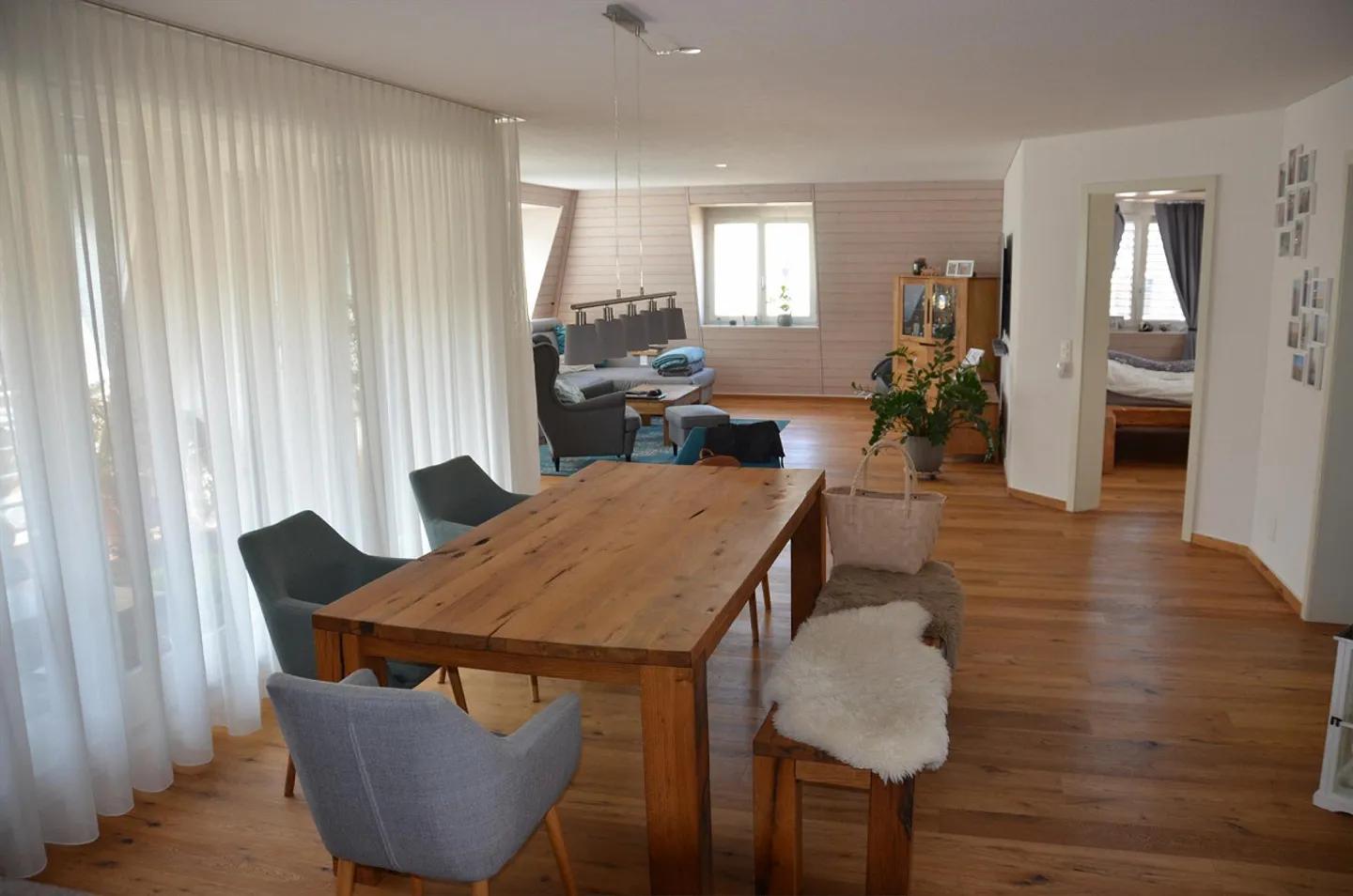 Ampio appartamento di 4,5 stanze nel centro del villaggio - Foto 2 di 8