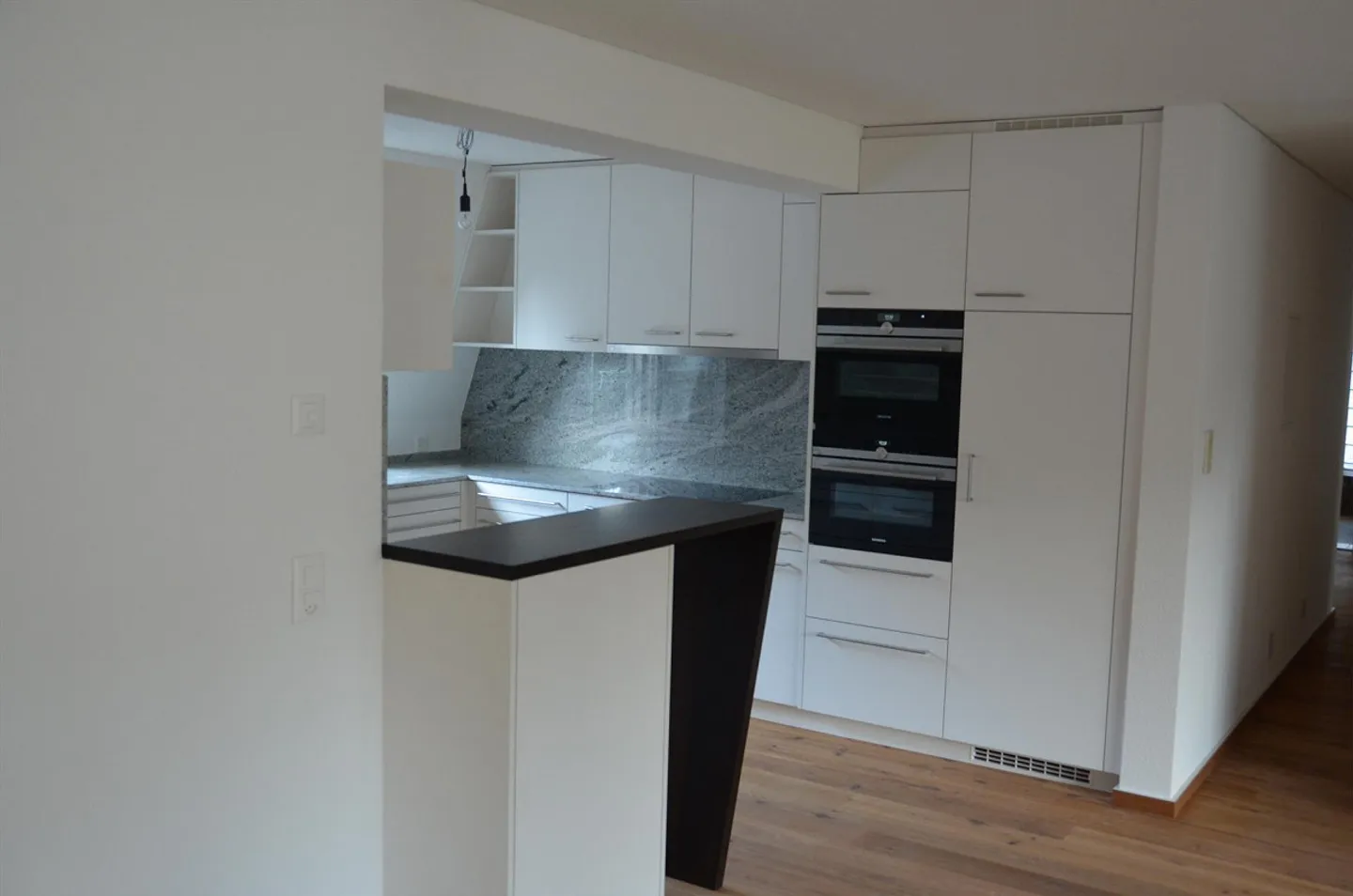 Ampio appartamento di 4,5 stanze nel centro del villaggio - Foto 3 di 8