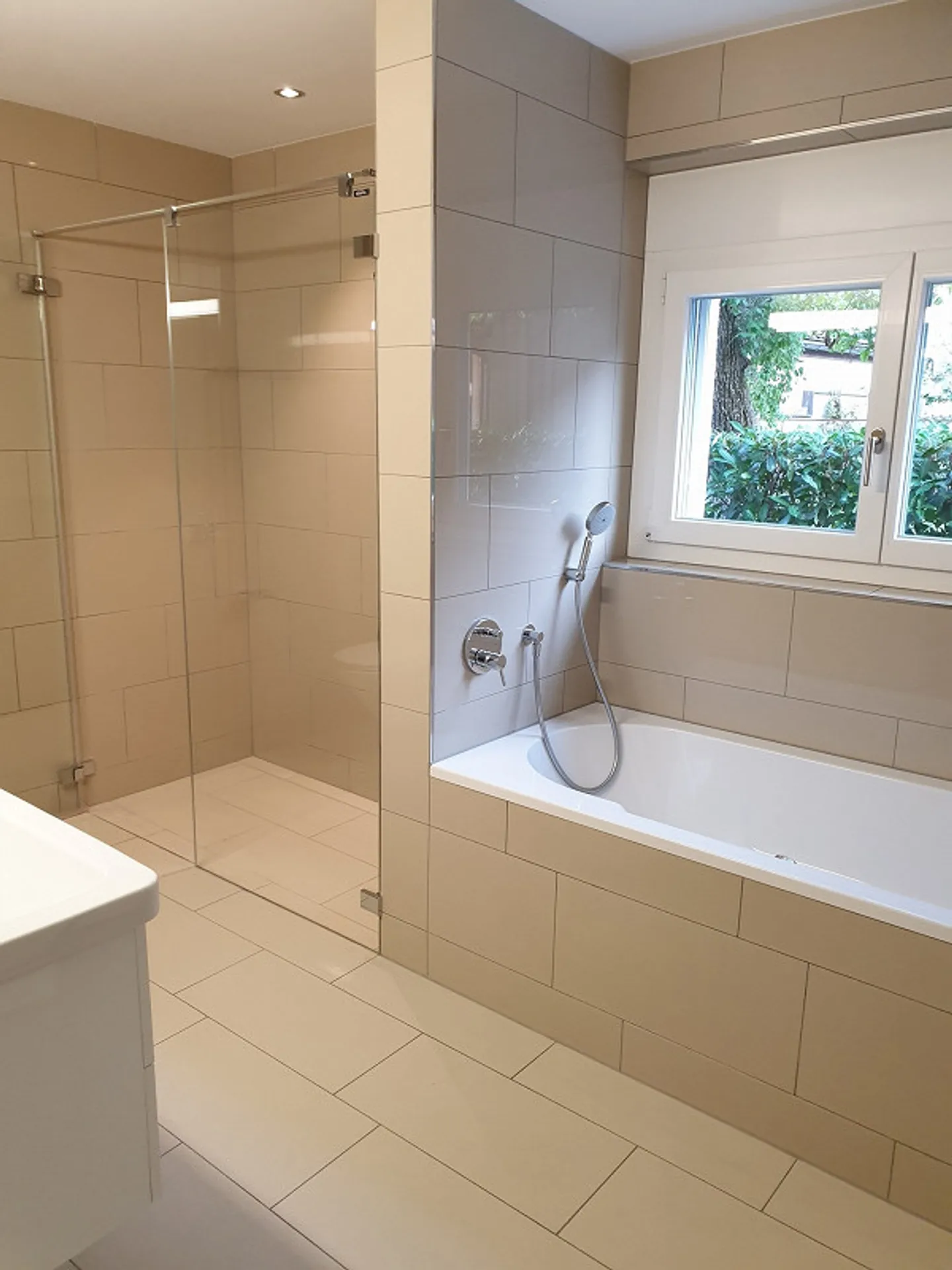 Appartamento spazioso e moderno di 4,5 stanze in affitto - Foto 3 di 14