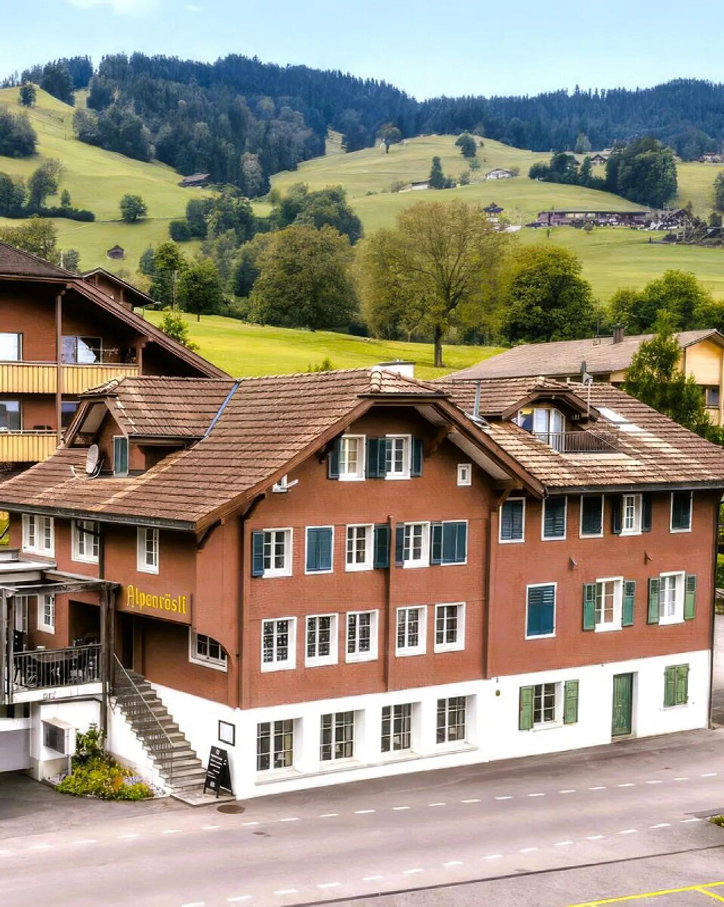 Great investment property: 1a gastronomy and 3 beautiful apartments - Photo 1 of 9