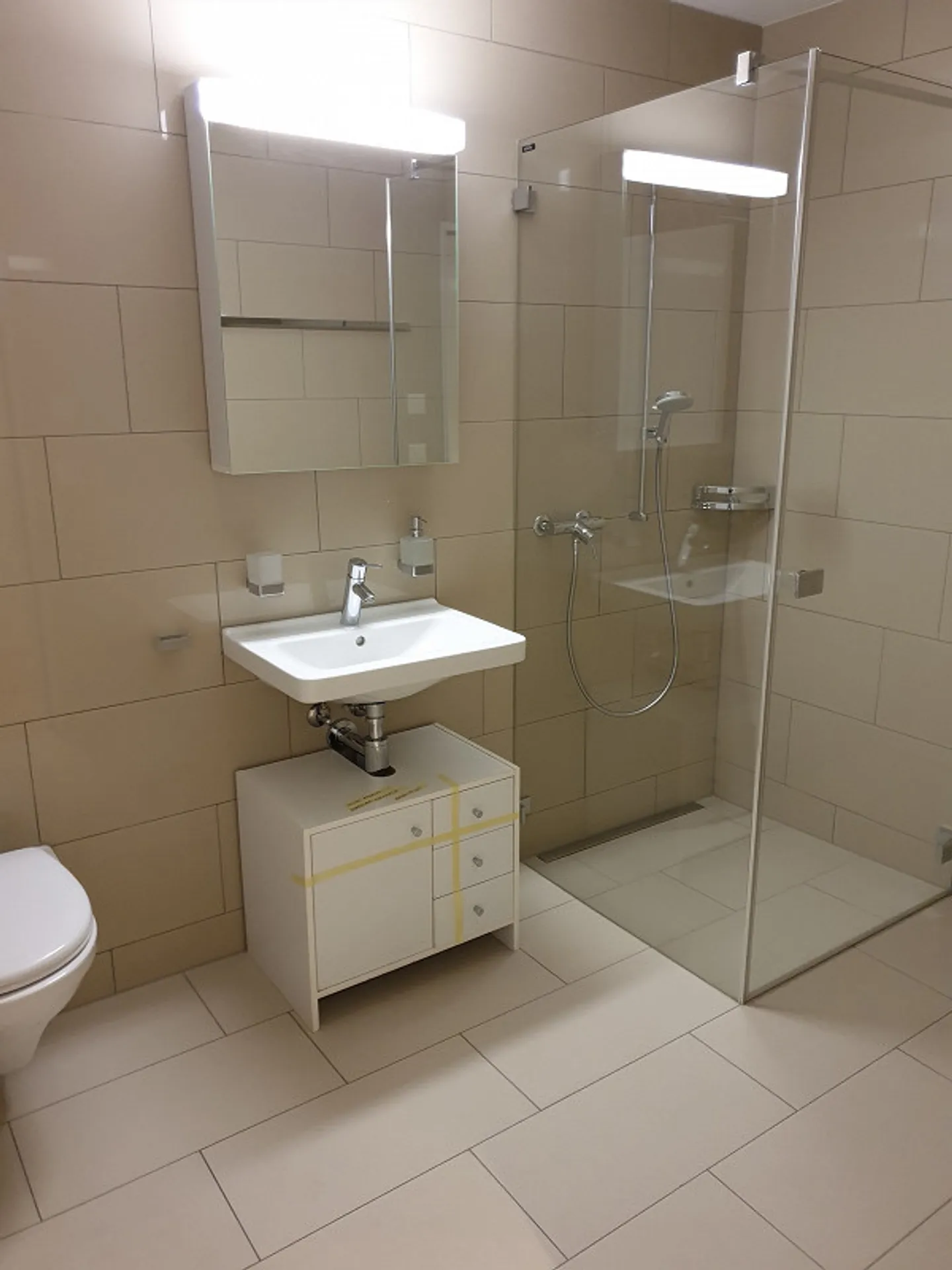 Appartamento spazioso e moderno di 4,5 stanze in affitto - Foto 4 di 14