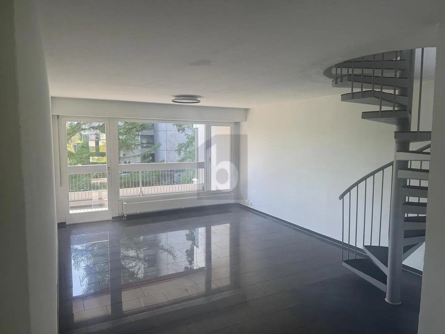 Spacious Attic with Terrace - Photo 3 of 6