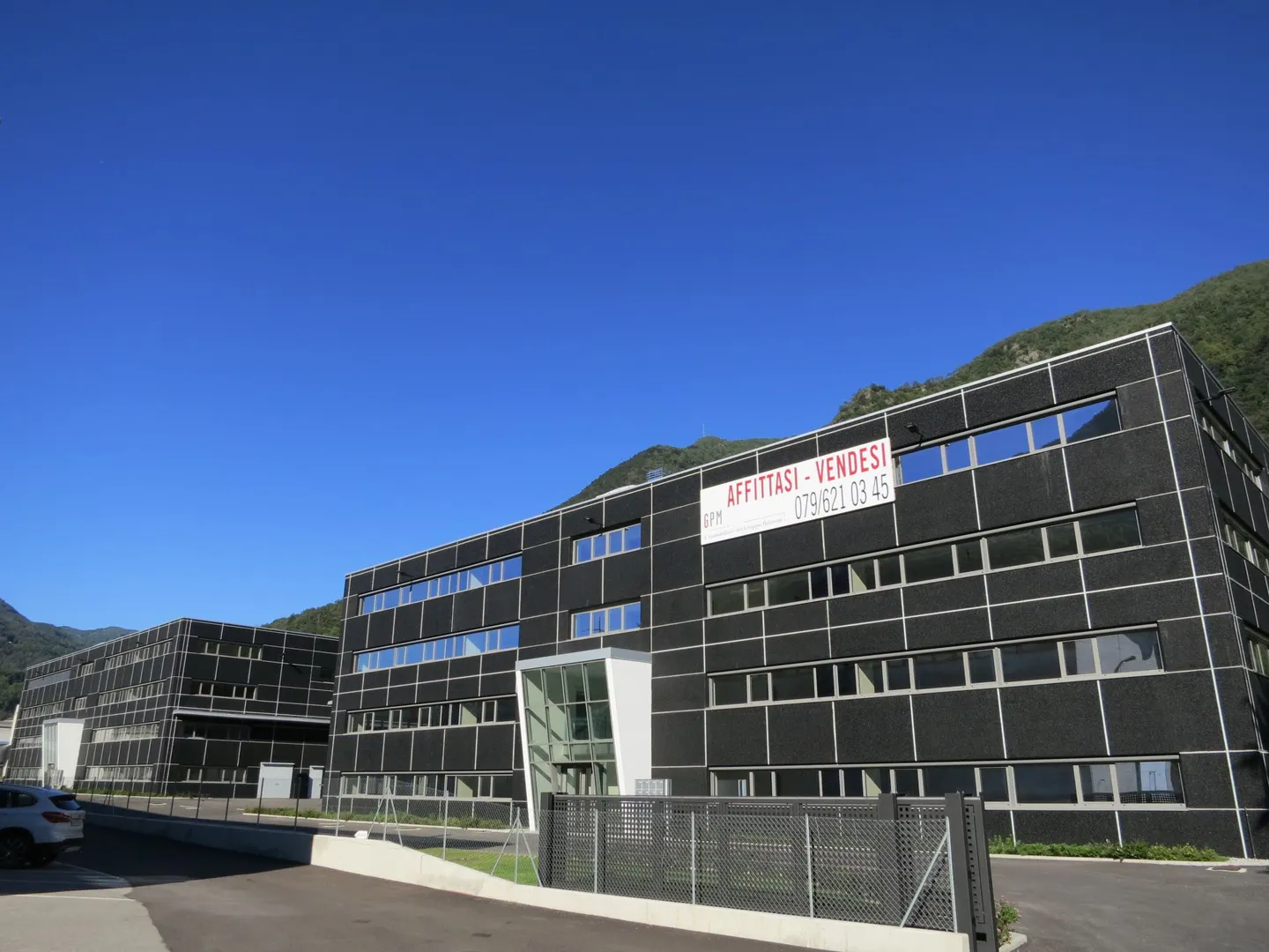 Espaces commerciaux/bureaux de 150 à 1 150 m² - Photo 2 sur 8