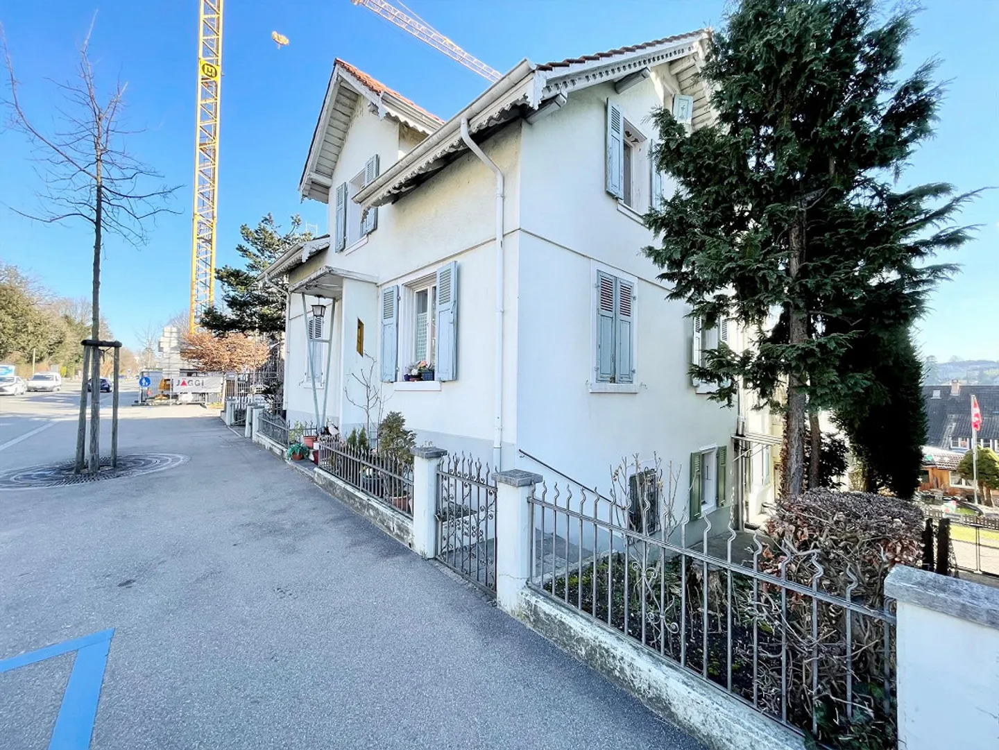 Close to Public Transport - 2-Room Apartment 50m2 in Central Location in Oberwil - Photo 1 of 9
