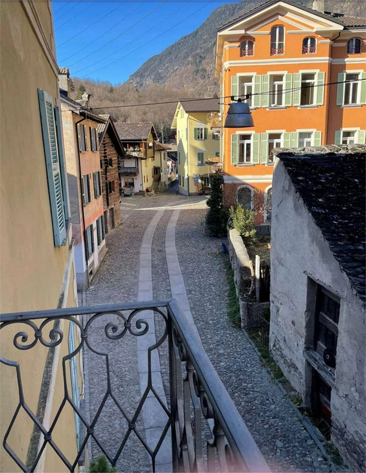 Malvaglia, ganzes Gebäude mit 3 Wohnungen - Foto 2 von 13