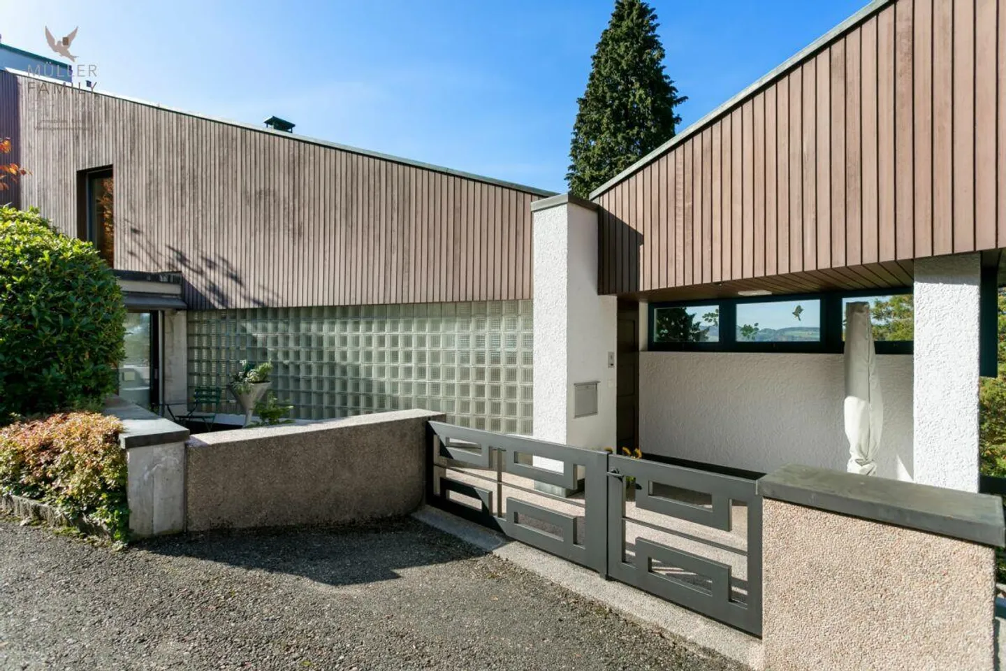 Timeless Residential Architecture in a Privileged View Location - Photo 5 of 13