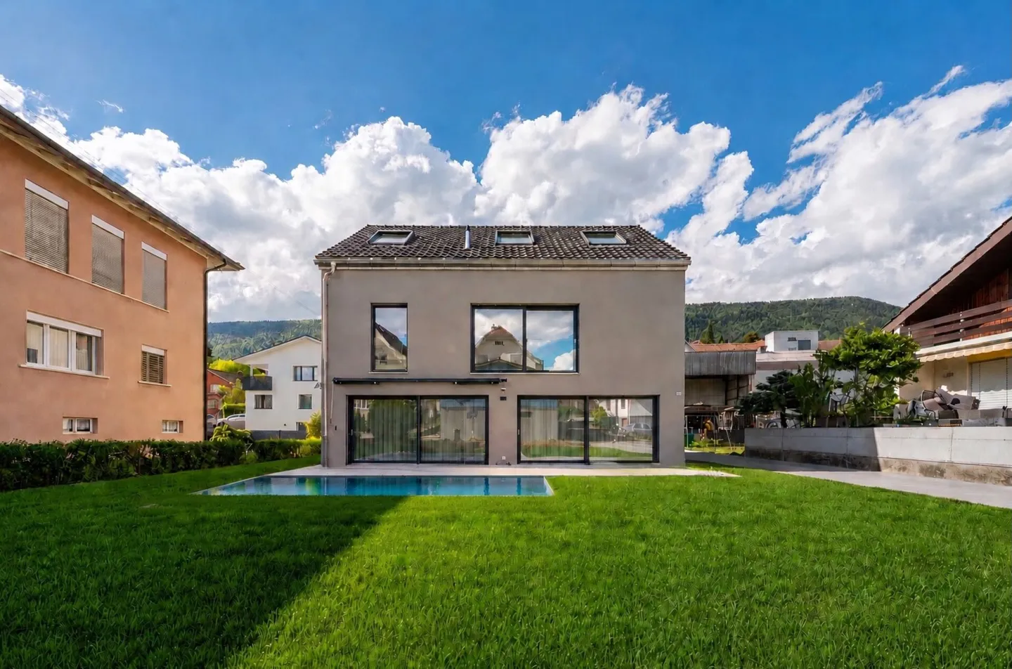 Exclusive single-family house with pool, smart home and luxurious furnishings - Photo 1 of 14