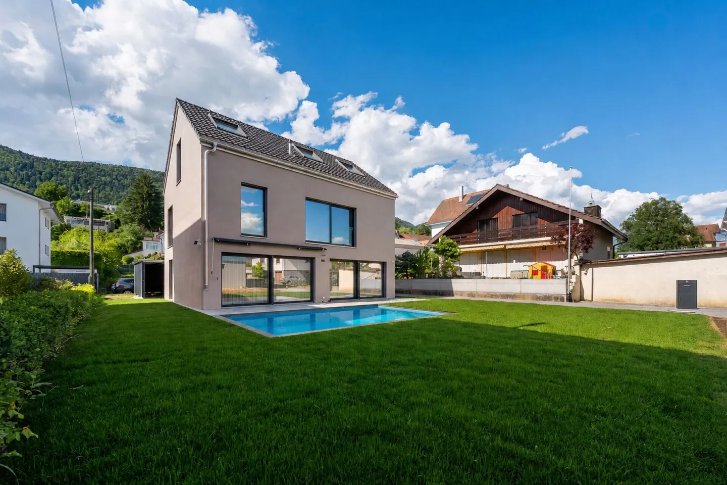 Exclusive single-family house with pool, smart home and luxurious furnishings - Photo 2 of 14