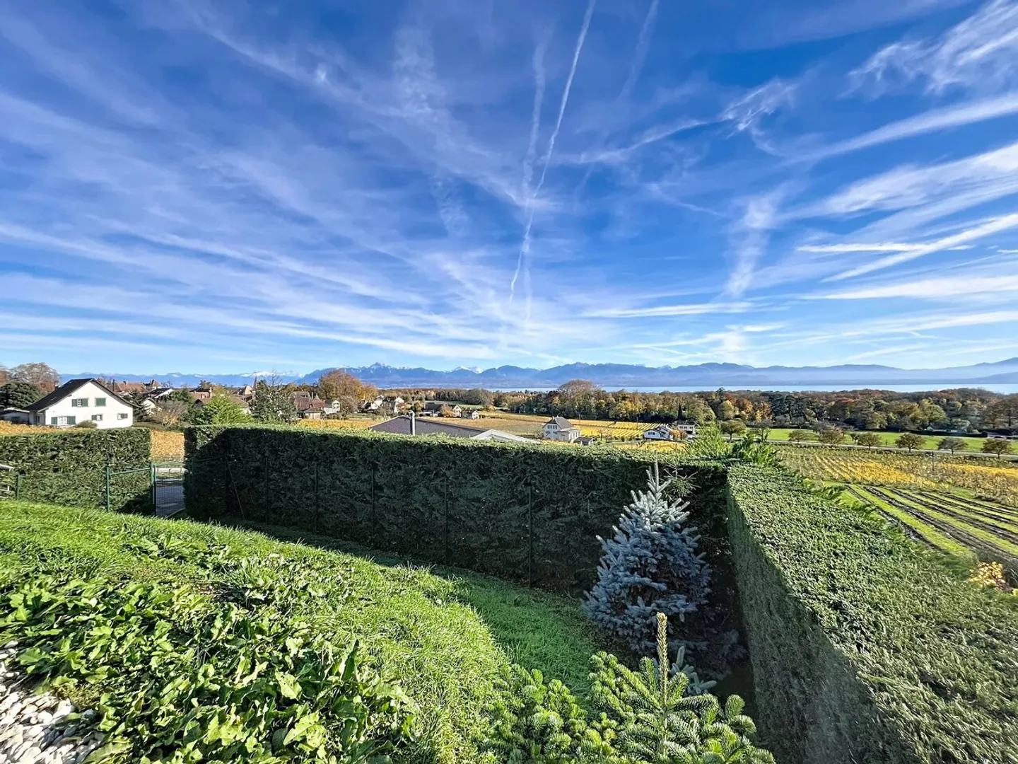 Magnificent villa with stunning views of the lake - Photo 3 of 13