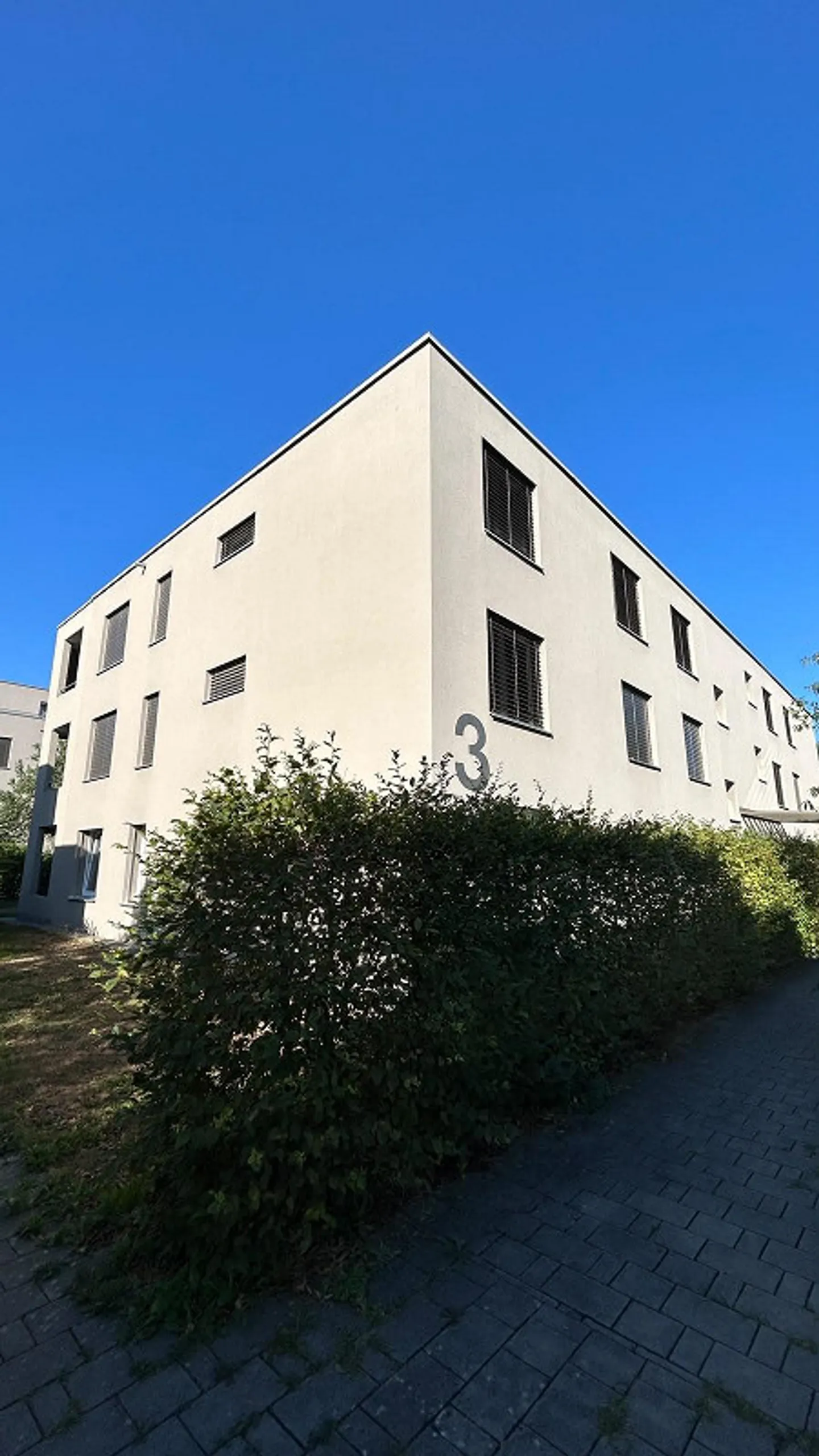 Appartement lumineux de 4,5 pièces au rez-de-chaussée avec terrasse ensoleillée - Photo 1 sur 8