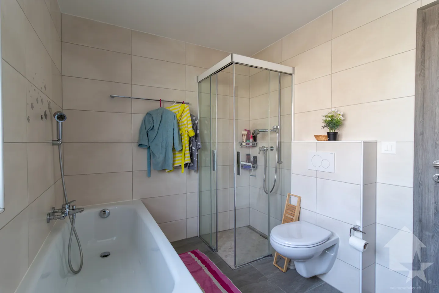 Moderne 6-Zimmer-Villa mit schönen Außenbereichen - Foto 16 von 23