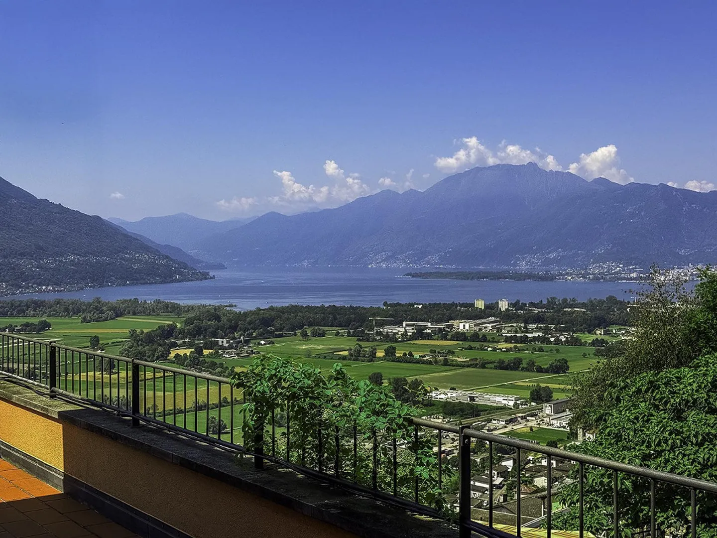 Villa in der Natur mit Panoramablick auf den Lago Maggiore - Foto 1 von 21