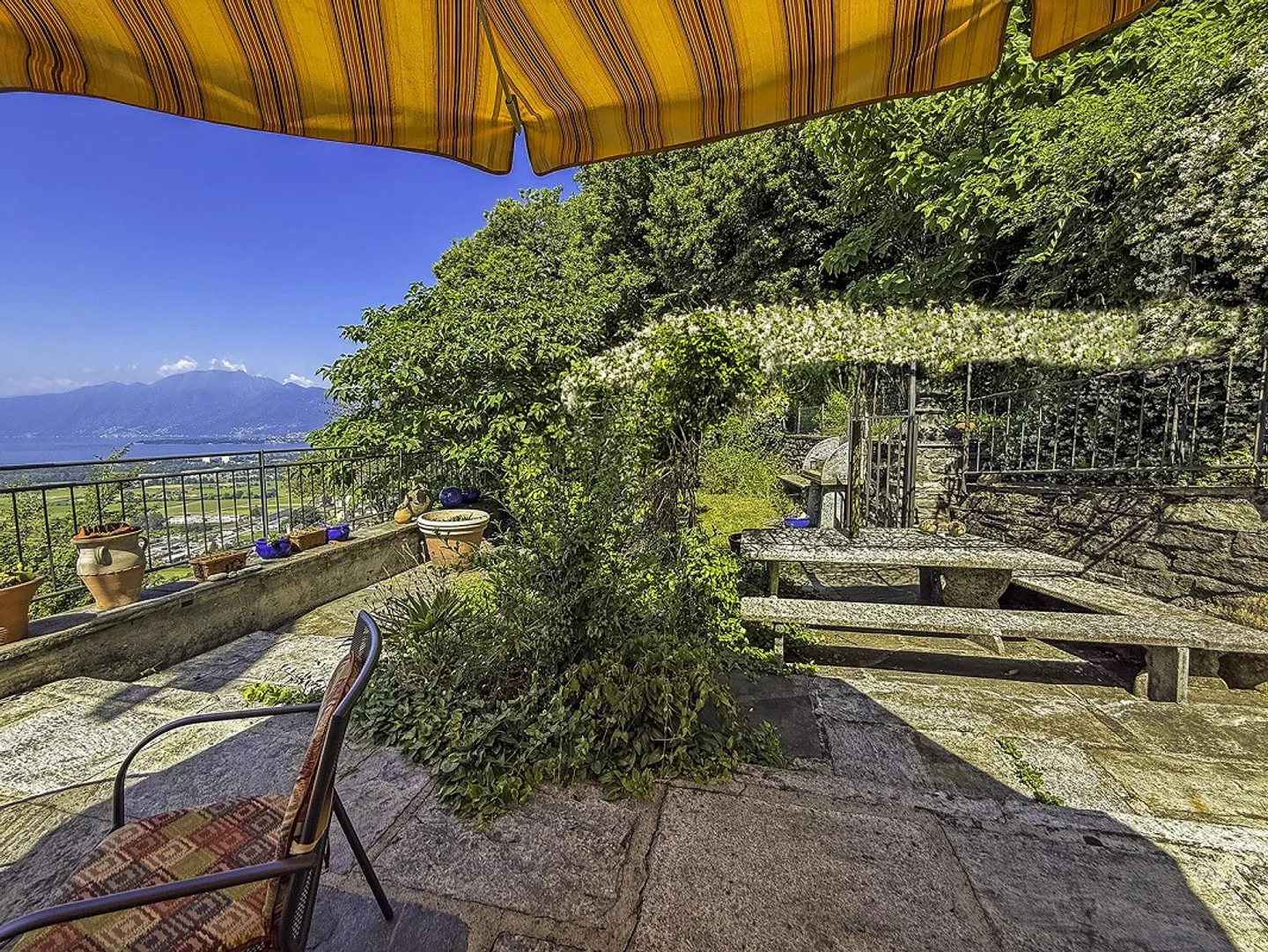Villa in der Natur mit Panoramablick auf den Lago Maggiore - Foto 2 von 21
