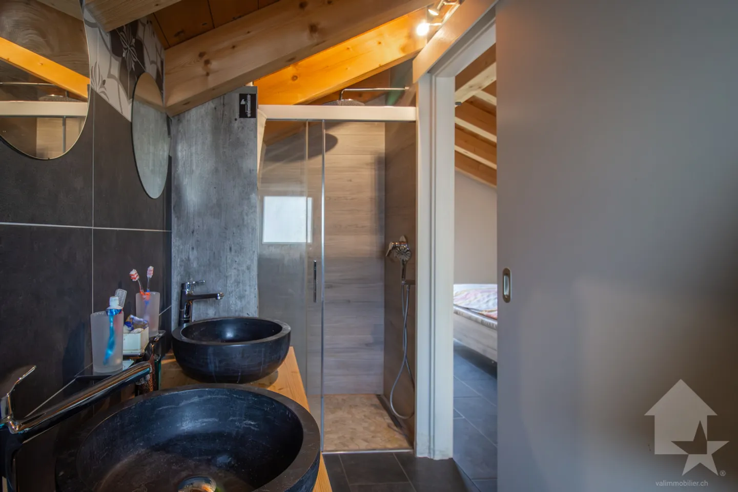 Moderne 6-Zimmer-Villa mit schönen Außenbereichen - Foto 21 von 23