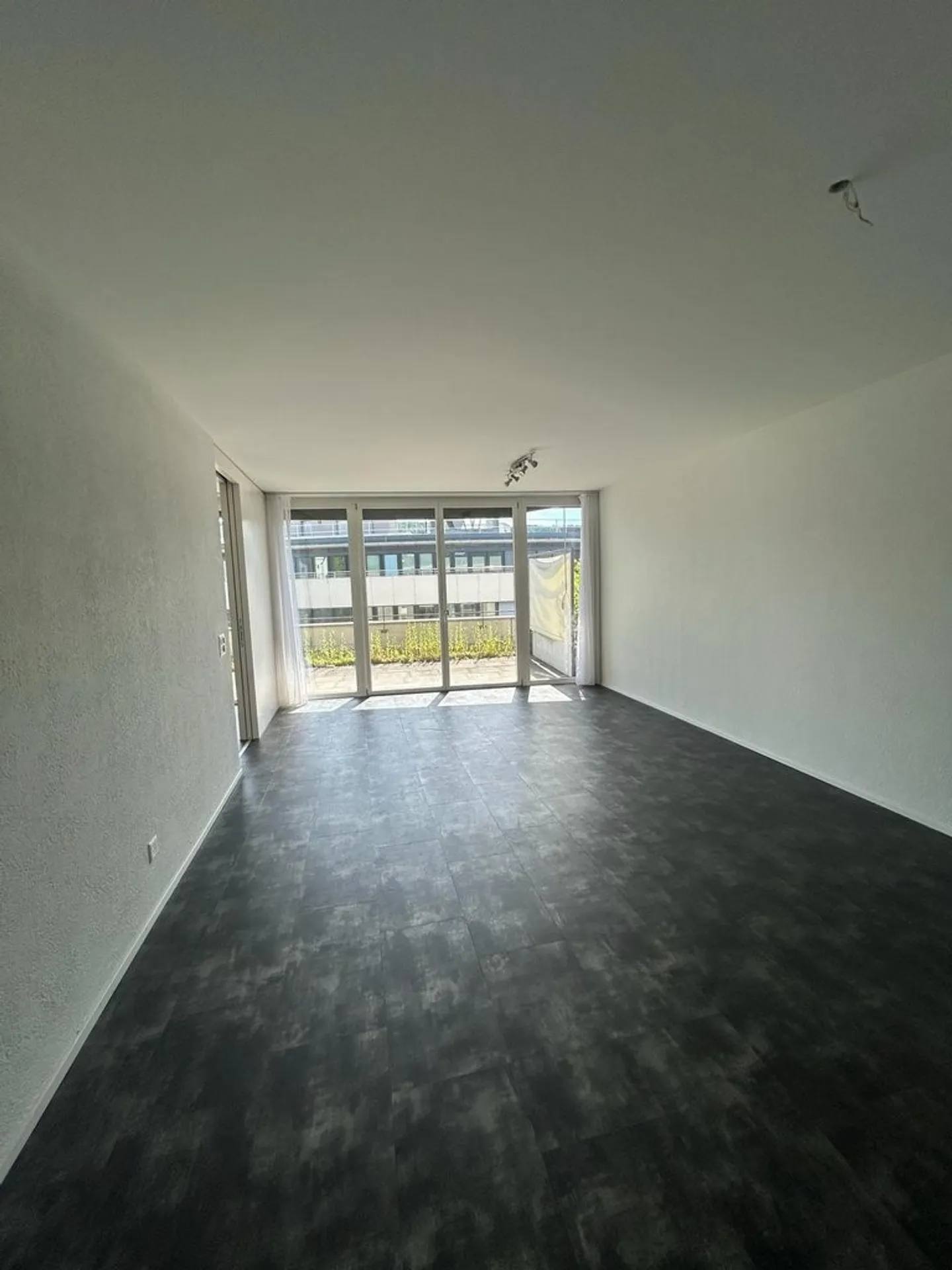 Ampio e centrale appartamento attico di 2,5 stanze a Laufen - Foto 5 di 10