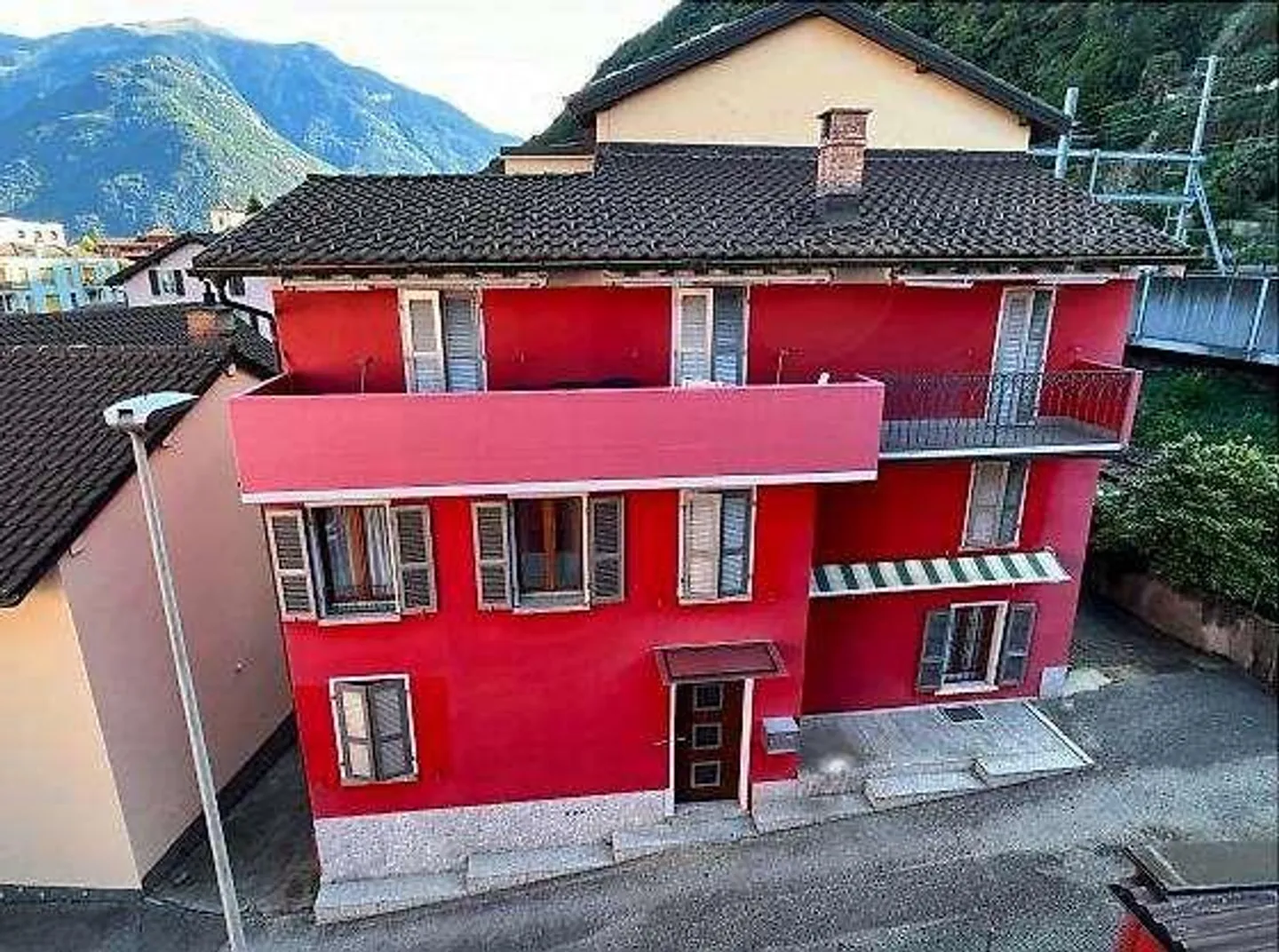 Bellinzona, geräumige 3,5 mit großem Eckbalkon - Foto 2 von 12