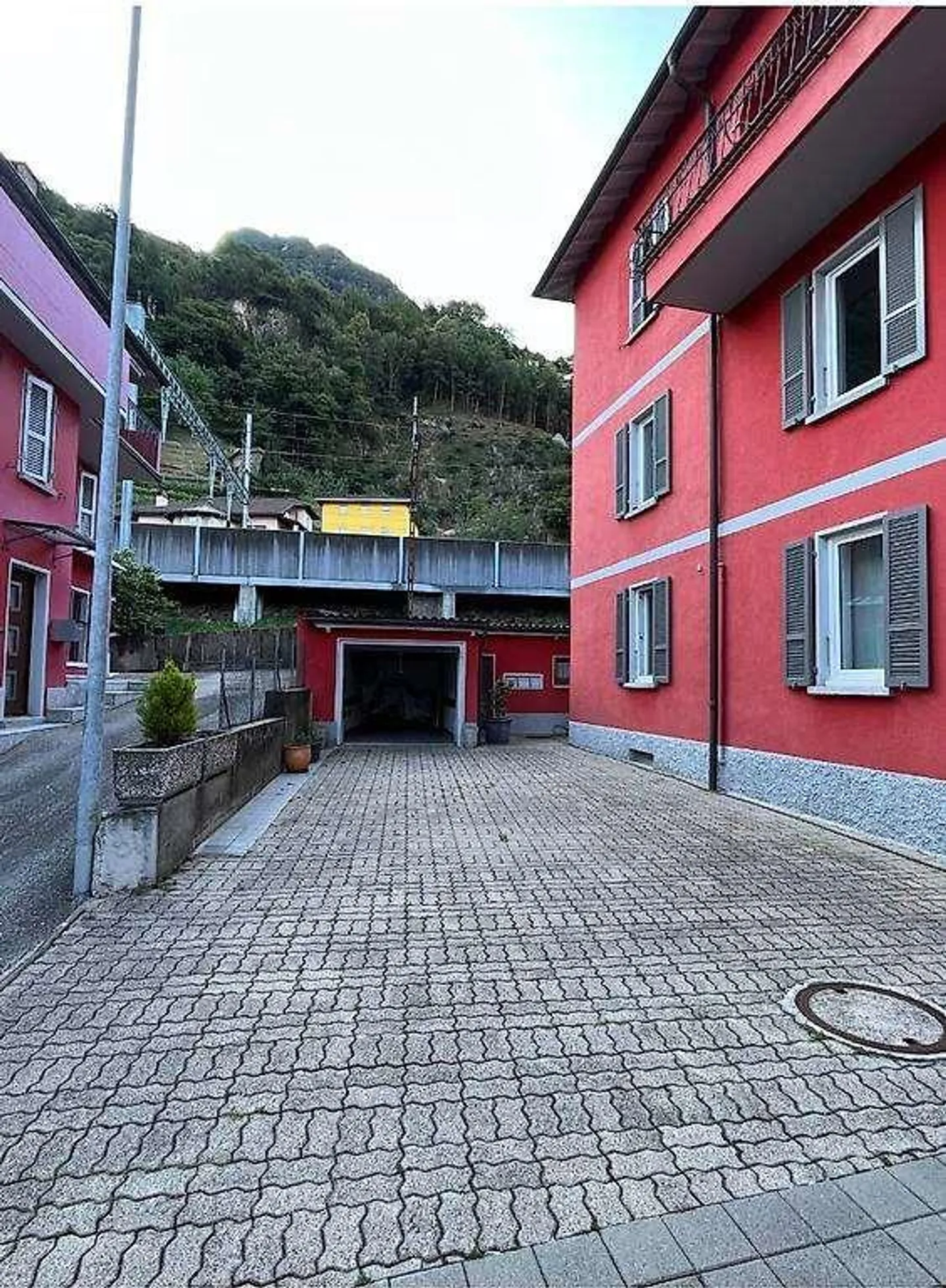 Bellinzona, geräumige 3,5 mit großem Eckbalkon - Foto 3 von 12