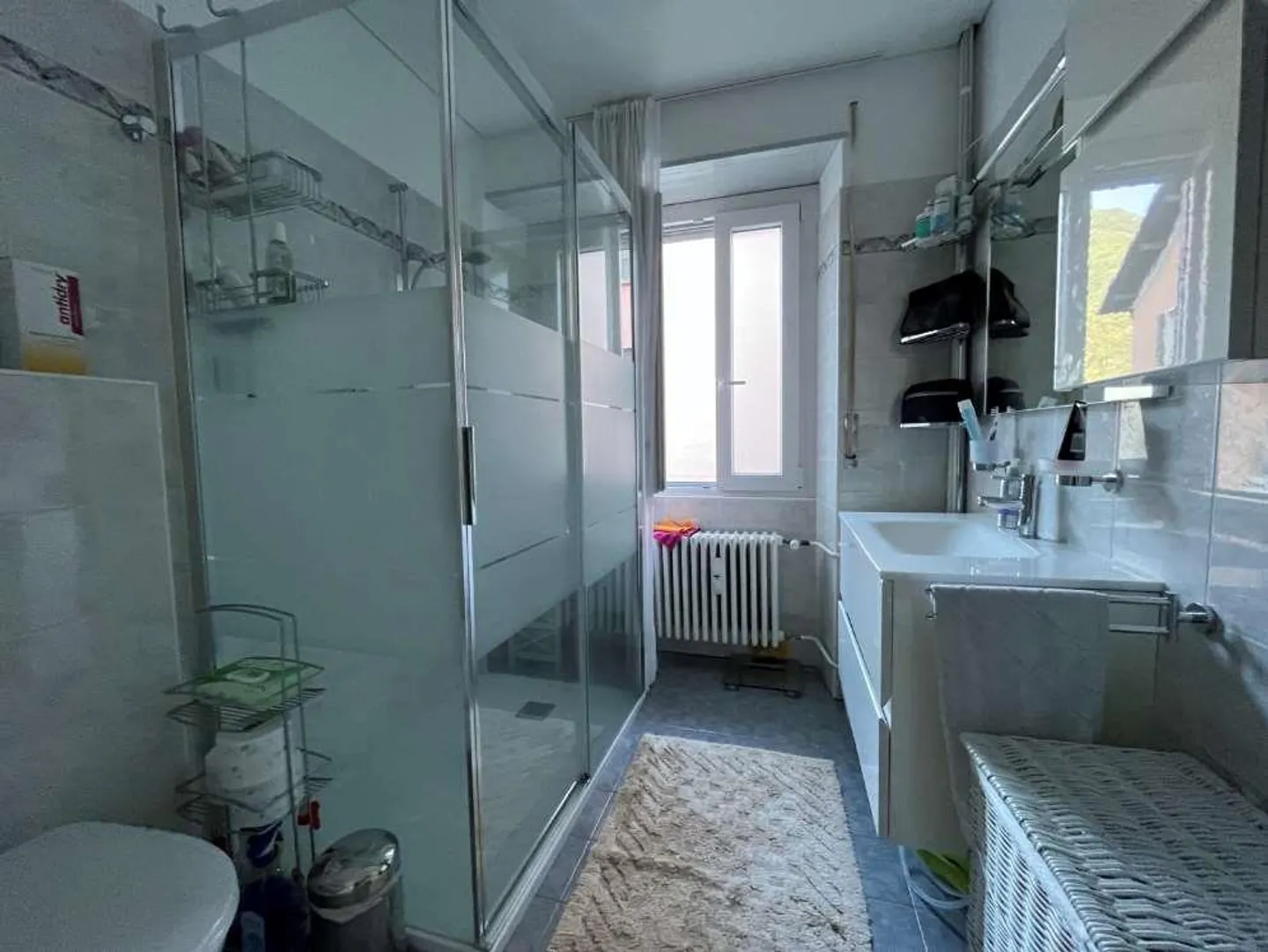 Bellinzona, geräumige 3,5 mit großem Eckbalkon - Foto 8 von 12