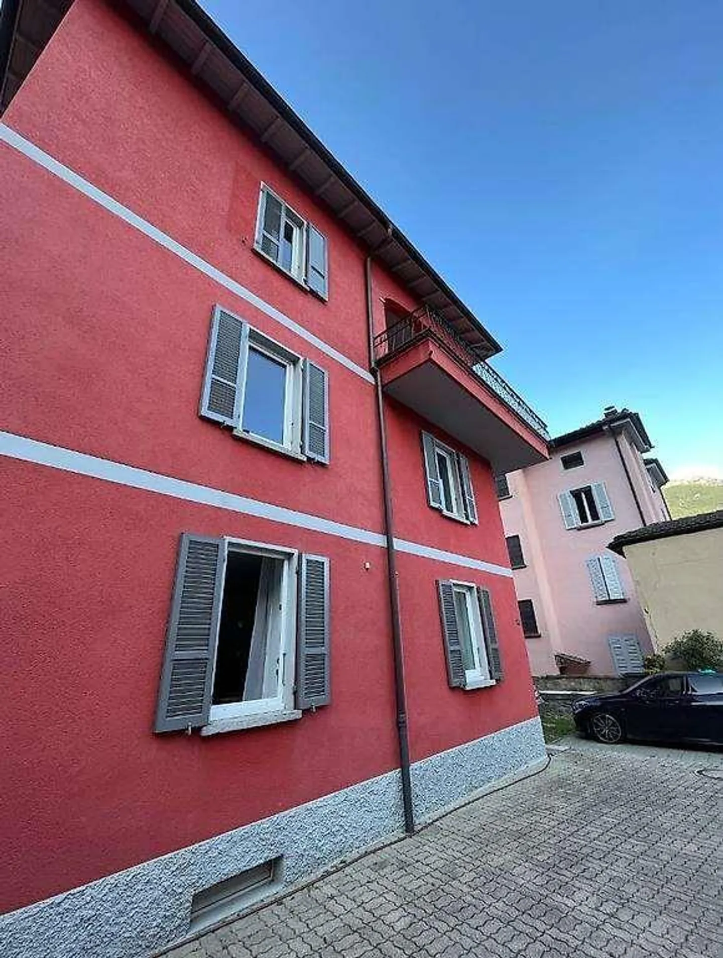 Bellinzona, geräumige 3,5 mit großem Eckbalkon - Foto 11 von 12