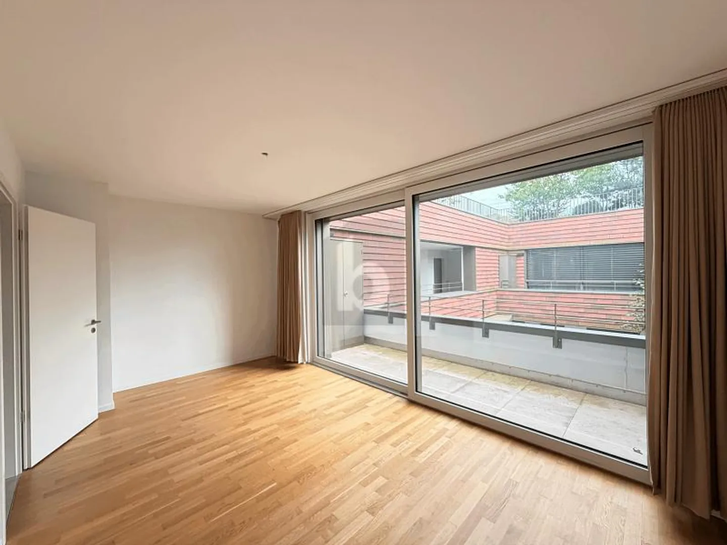 MODERN, BRIGHT & CENTRAL - Photo 2 of 6