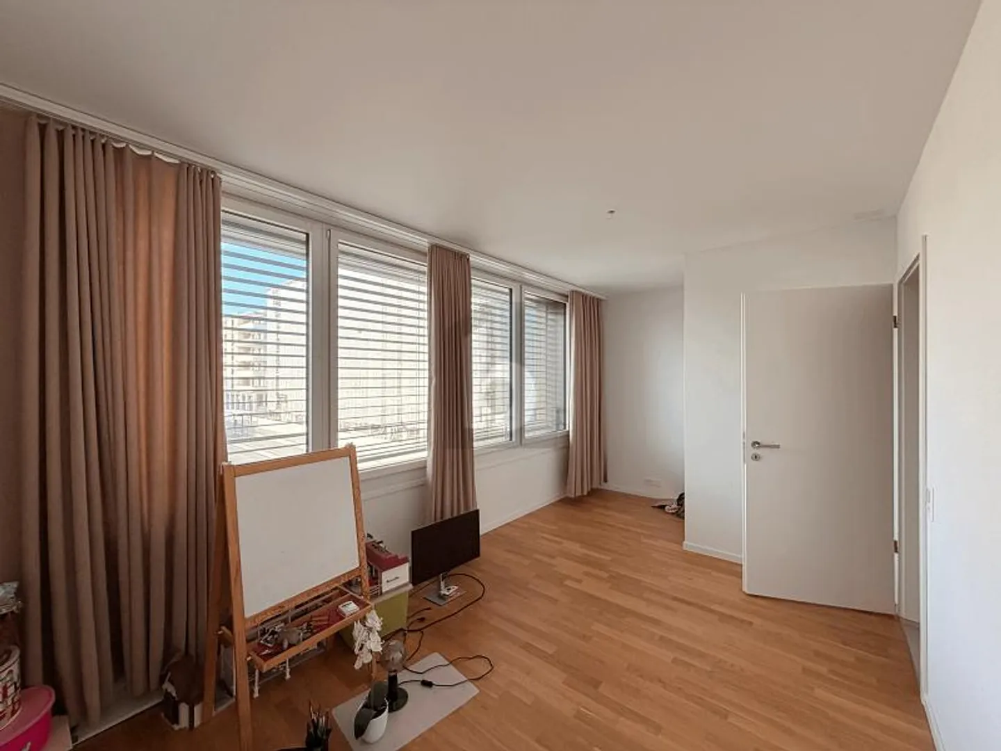 MODERN, BRIGHT & CENTRAL - Photo 3 of 6