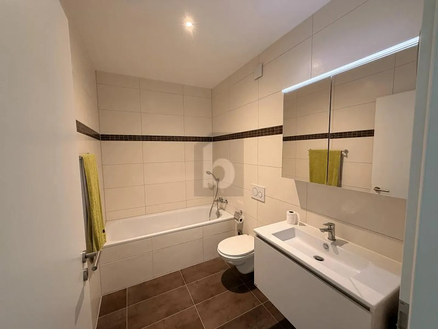 MODERN, BRIGHT & CENTRAL - Photo 4 of 6