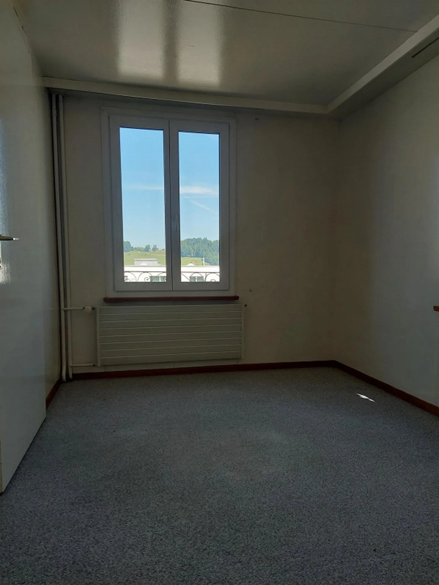 Centrally located 4-room apartment in a small multi-family house - Photo 3 of 11