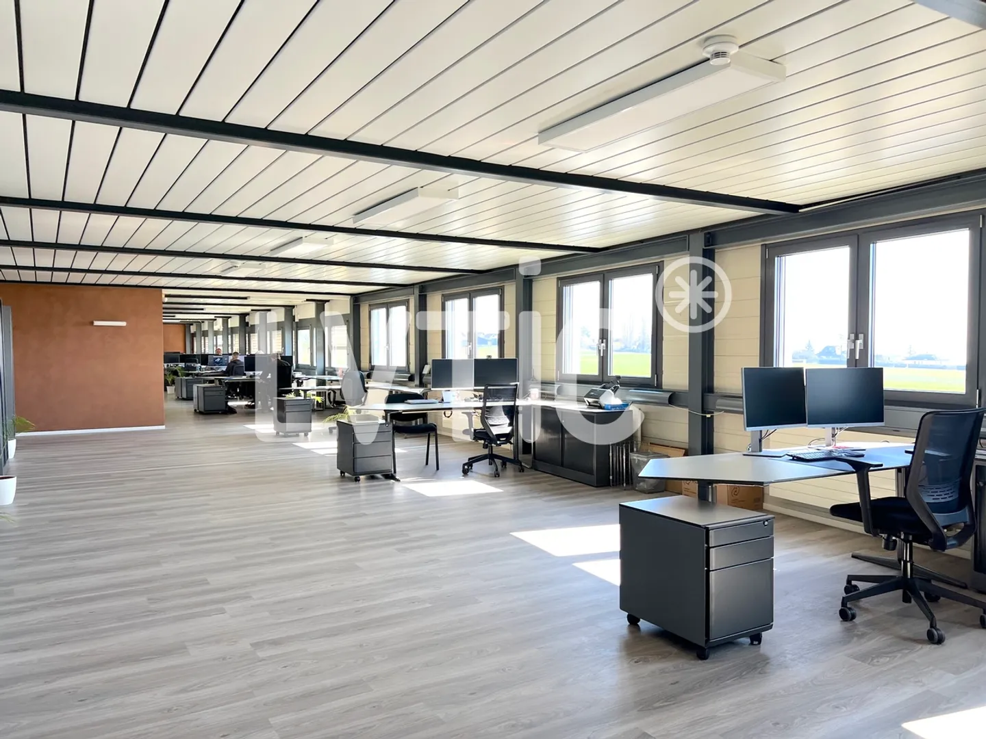 Hall, 3600 m2 offices on a 5000 m2 plot for sale in Bevaix - Photo 8 of 11