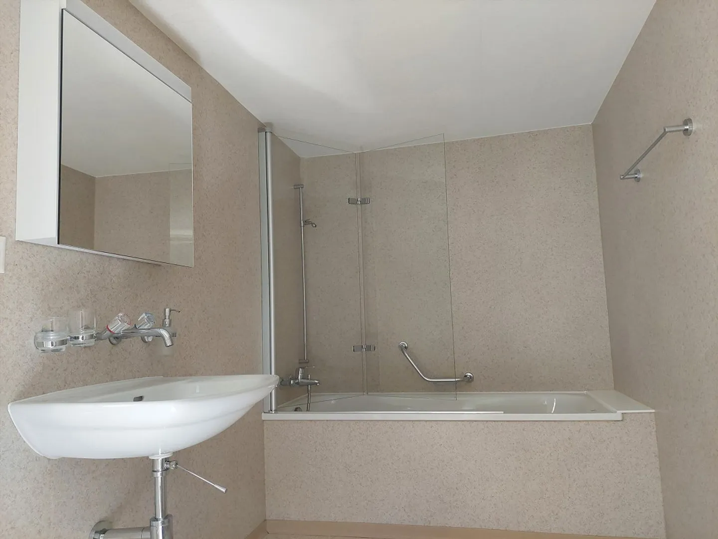 Centrally located 4-room apartment in a small multi-family house - Photo 7 of 11