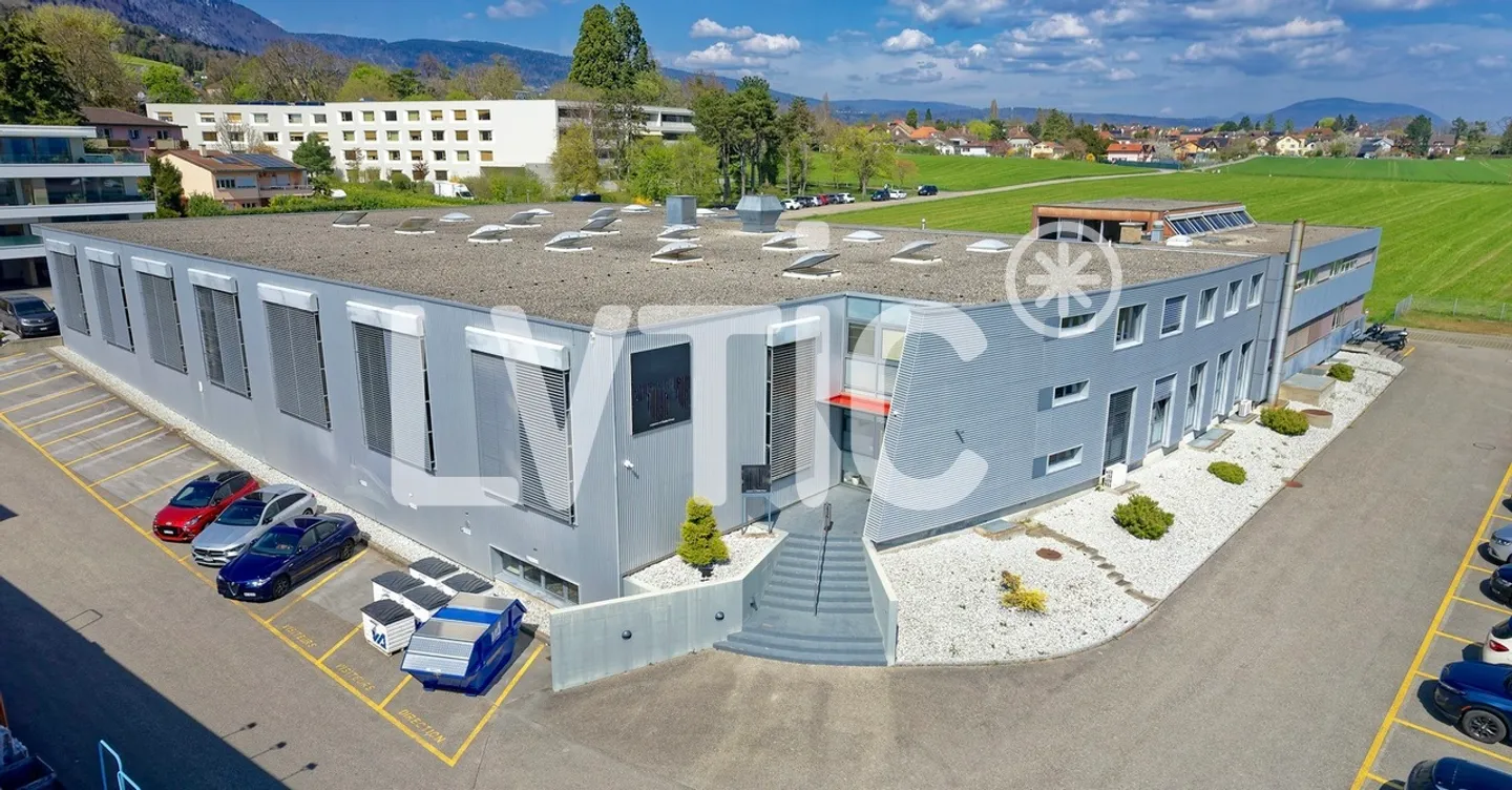 Hall, 3600 m2 offices on a 5000 m2 plot for sale in Bevaix - Photo 1 of 11