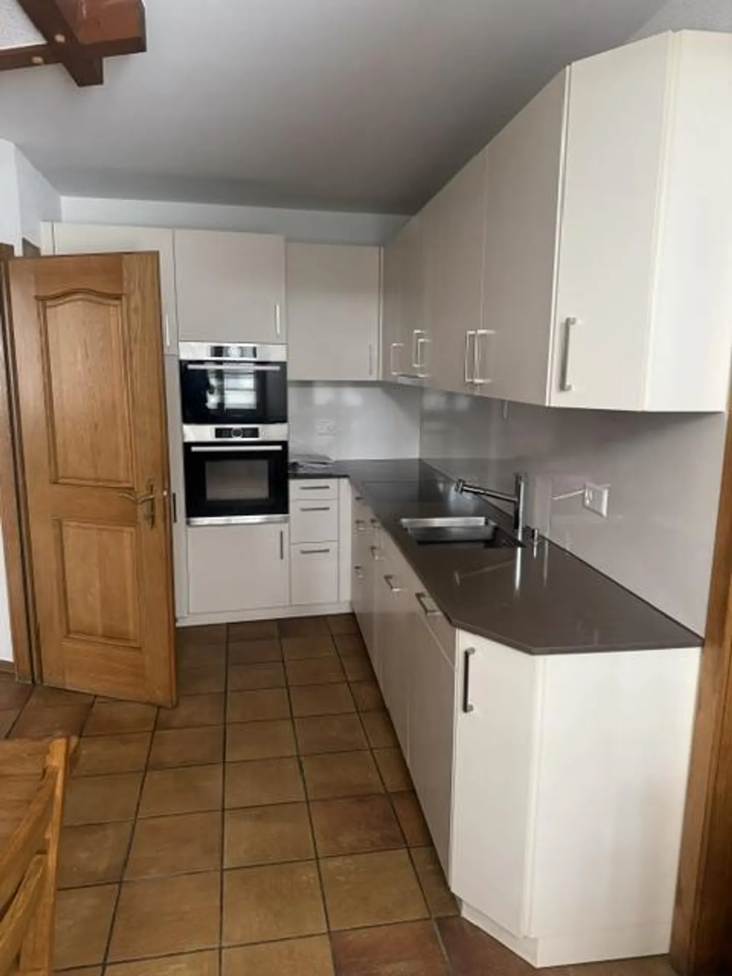 Appartamento 4.5 Z parzialmente arredato, fresco - Foto 2 di 5