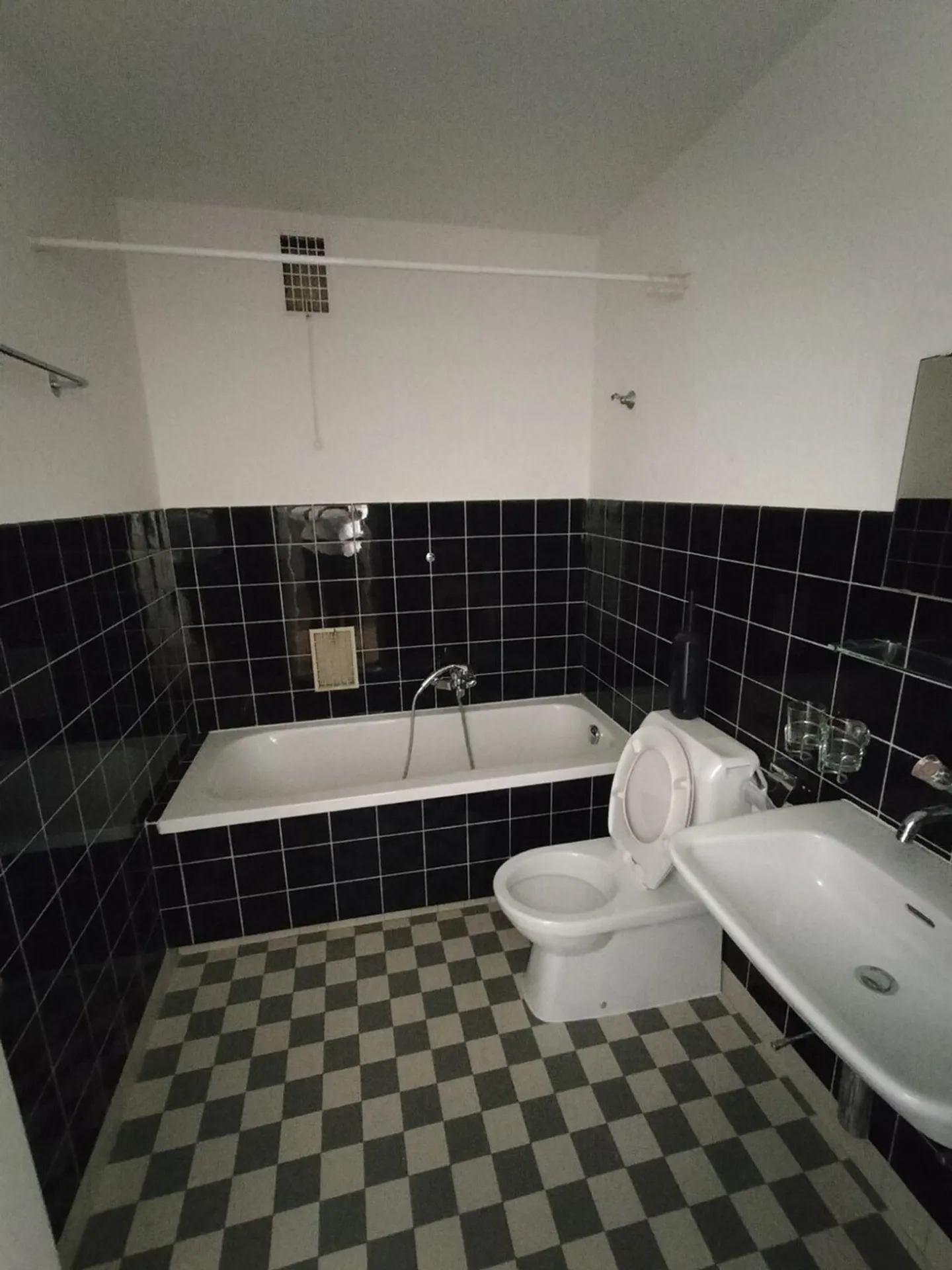 Cozy apartment in a great location! - Photo 8 of 9