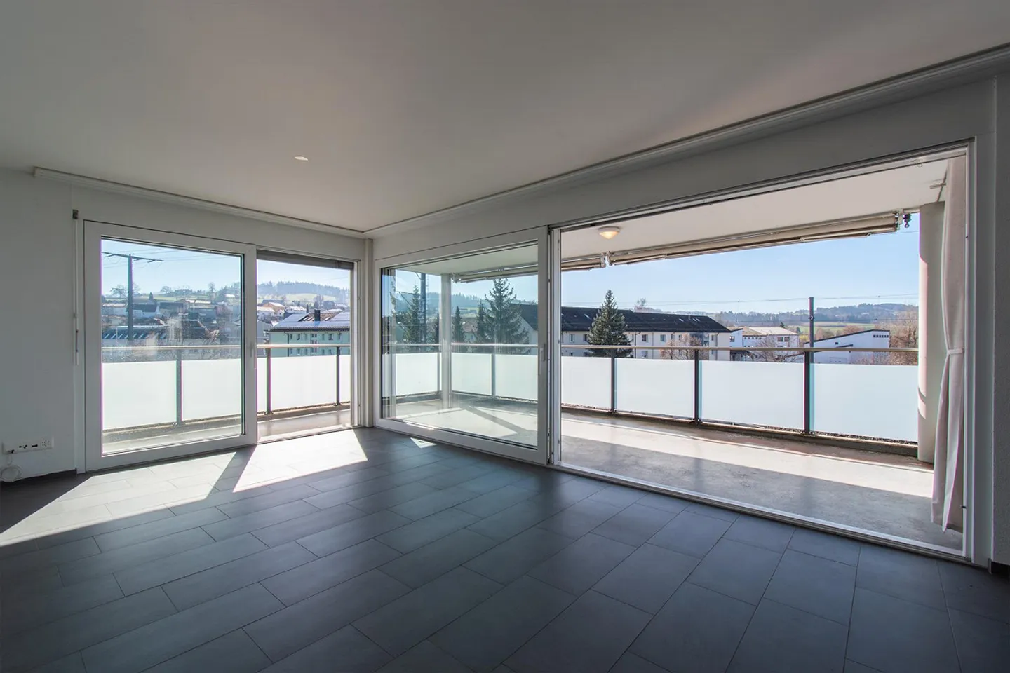 Spacious and bright 4.5 room apartment with balcony - Photo 2 of 21