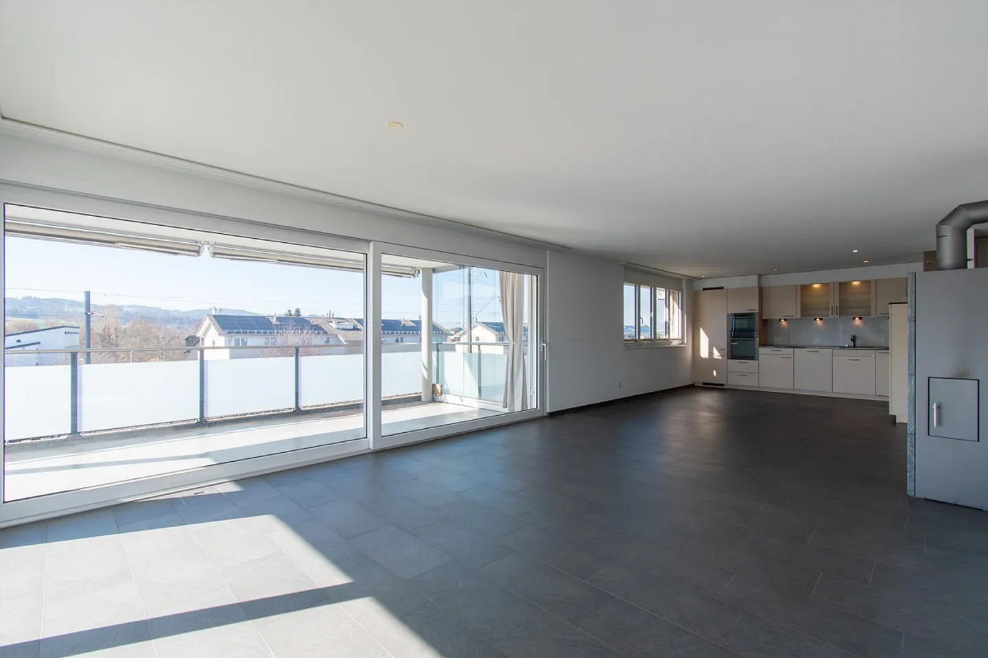 Spacious and bright 4.5 room apartment with balcony - Photo 5 of 21