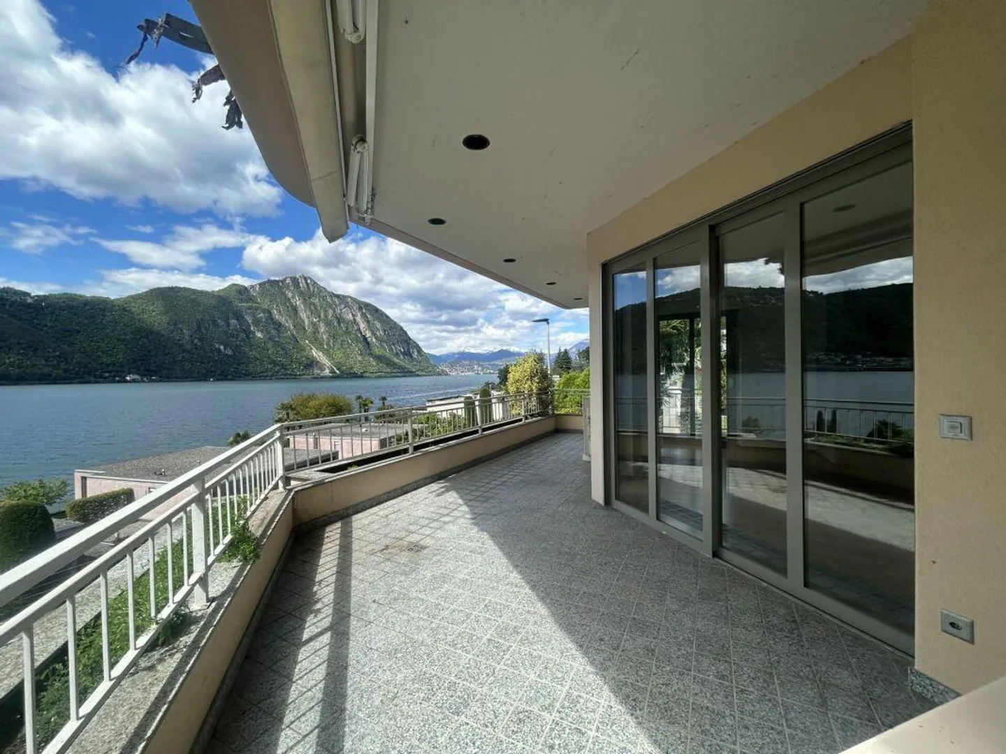 Belle appartement de 4.5 pièces avec vue spectaculaire sur le lac - Photo 1 sur 7