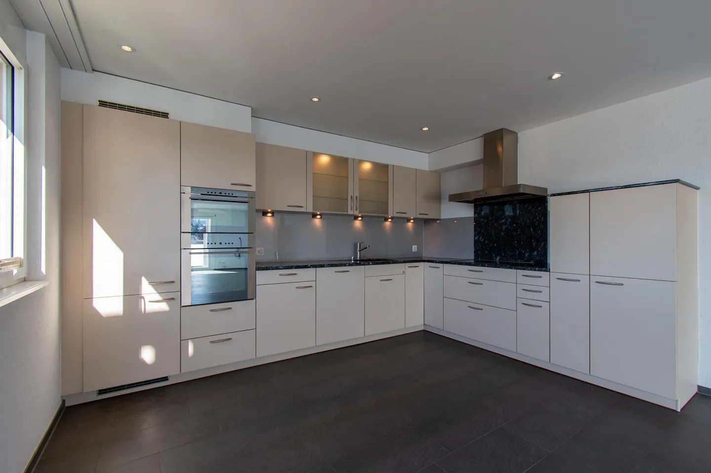 Spacious and bright 4.5 room apartment with balcony - Photo 9 of 21