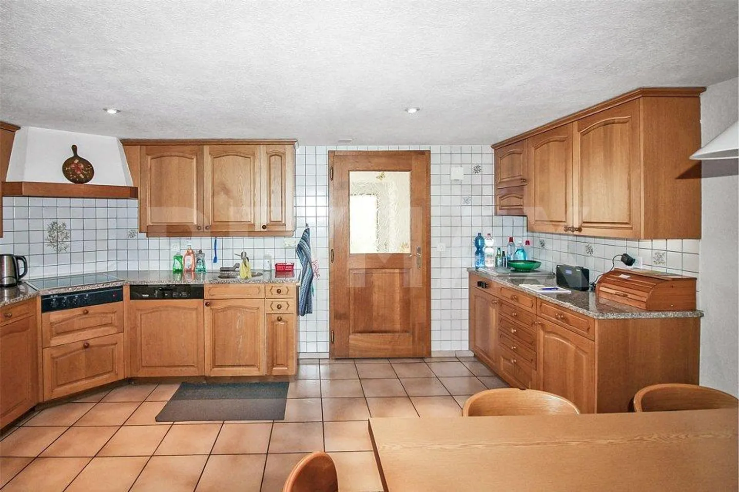 6½ Room Residential and Commercial Building with Development Potential in Central Location - Photo 2 of 10