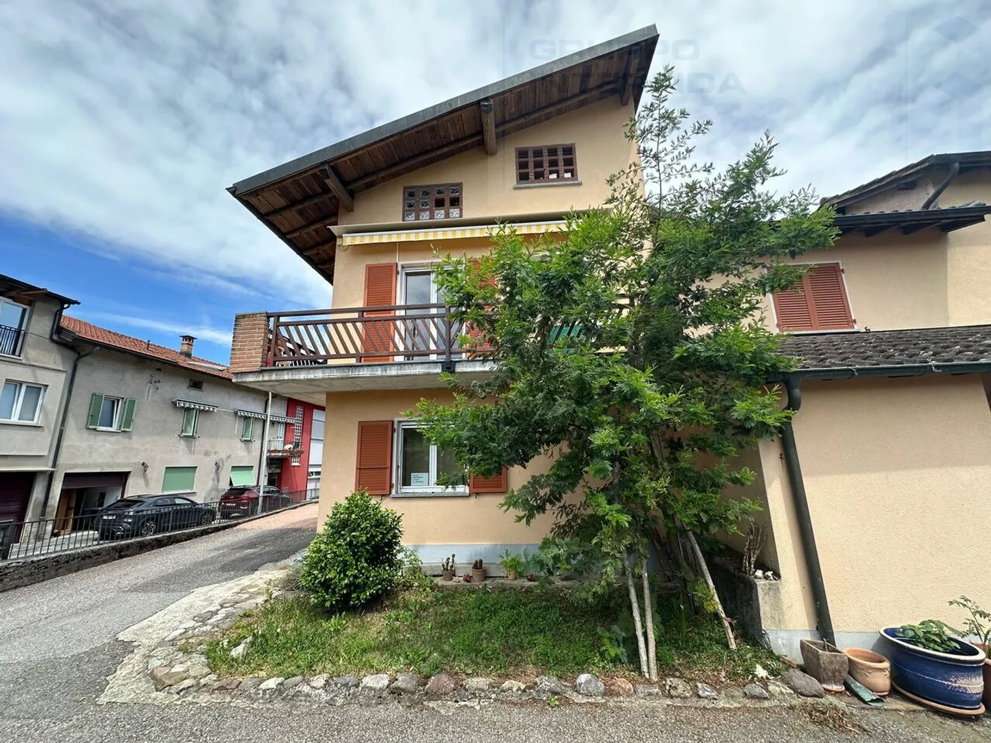 Affascinante casa su tre livelli - Foto 2 di 16