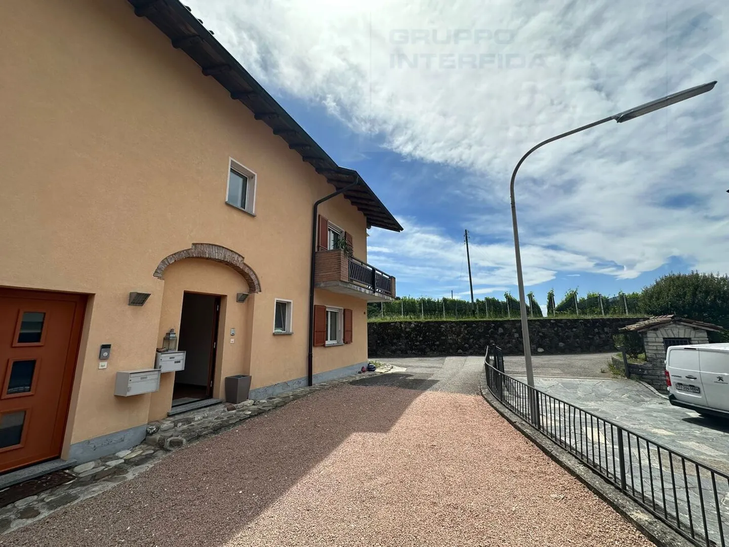 Affascinante casa su tre livelli - Foto 3 di 16