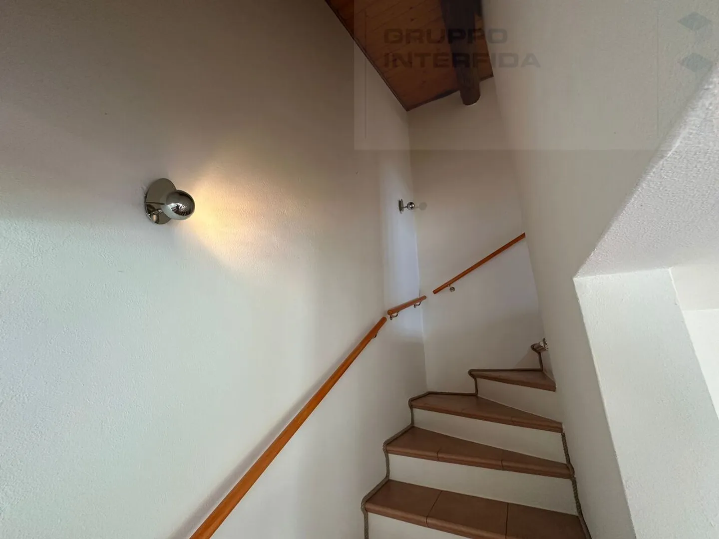 Affascinante casa su tre livelli - Foto 9 di 16