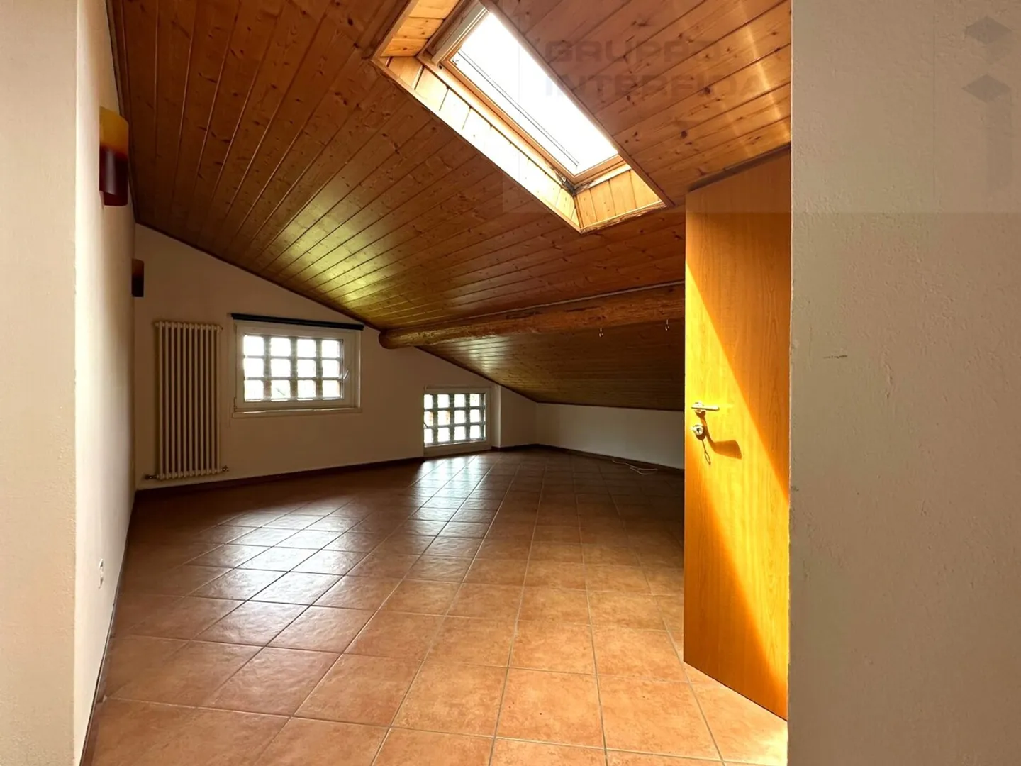 Affascinante casa su tre livelli - Foto 10 di 16