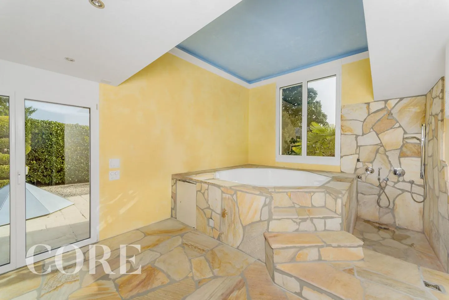 Sunny House with Mountain View and Privacy in Prime Location - Photo 7 of 11