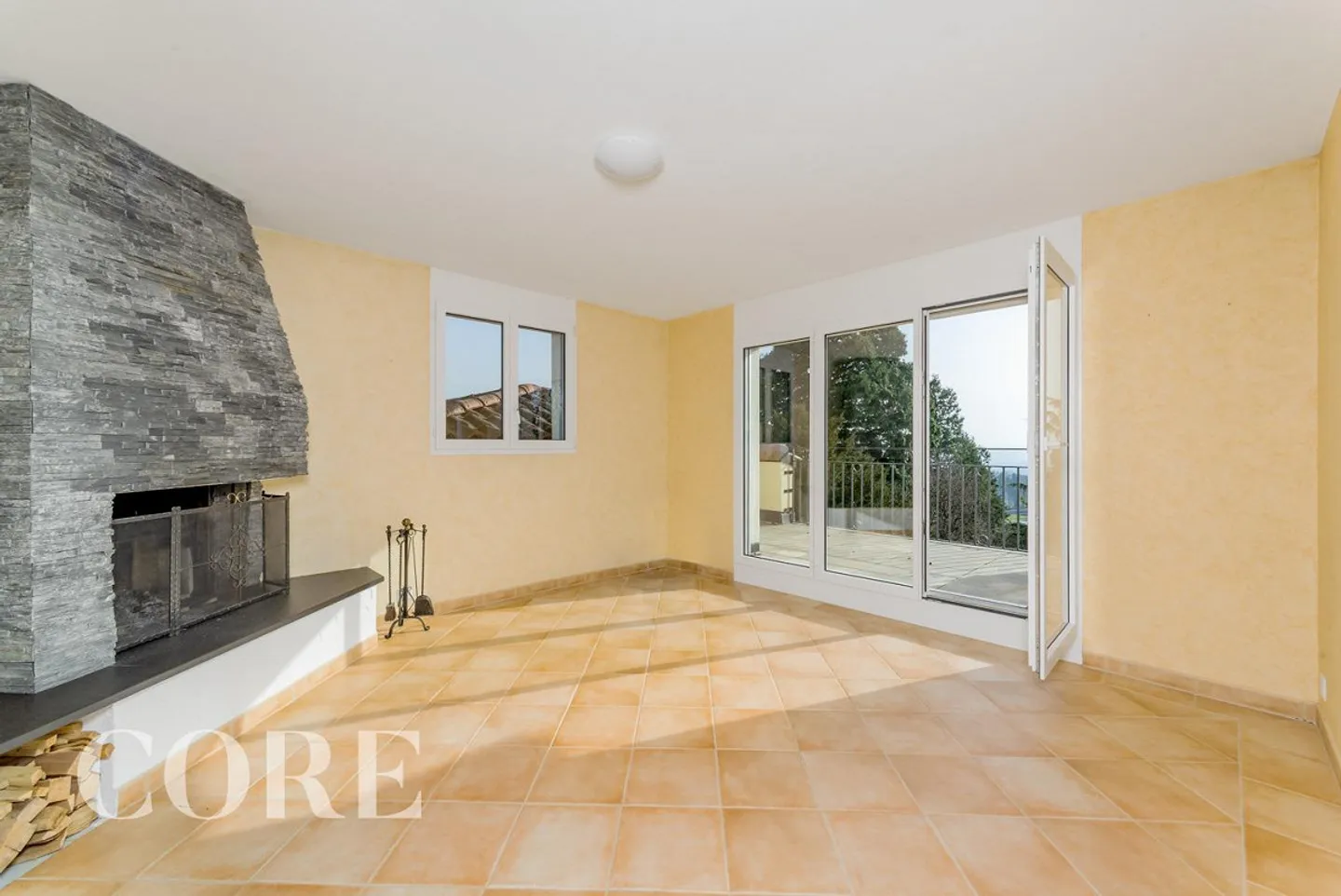 Sunny House with Mountain View and Privacy in Prime Location - Photo 4 of 11