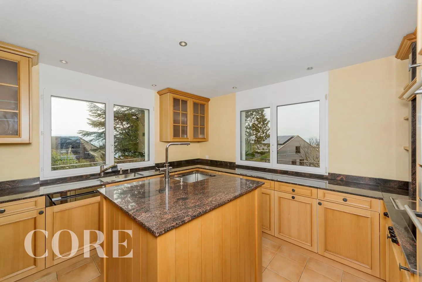 Sunny House with Mountain View and Privacy in Prime Location - Photo 5 of 11