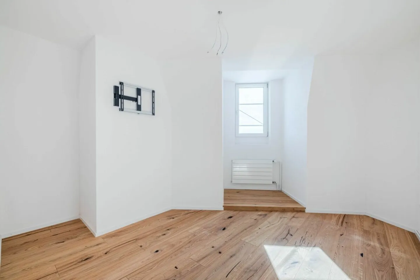Modern Apartment with Rooftop - Photo 5 of 8