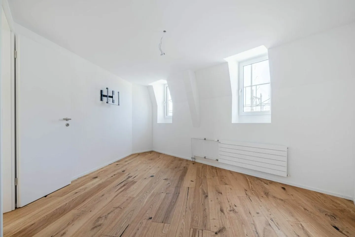 Modern Apartment with Rooftop - Photo 6 of 8