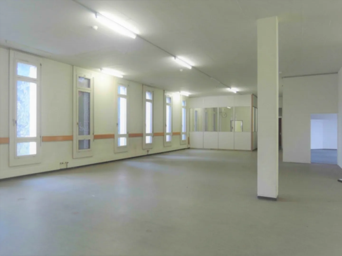 Mixed-use building for rent - Photo 2 of 6