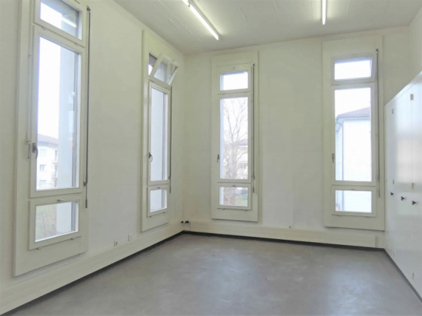 Mixed-use building for rent - Photo 3 of 6