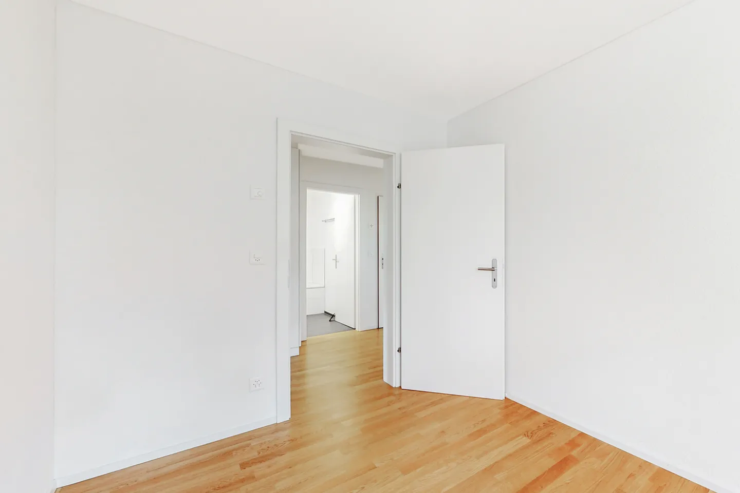 Living in the tax-friendly Meggen! - Photo 7 of 9