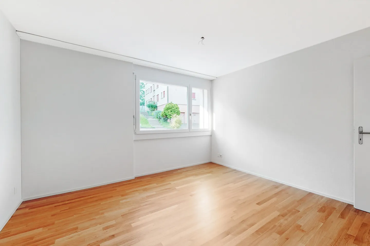 Living in the tax-friendly Meggen! - Photo 6 of 9